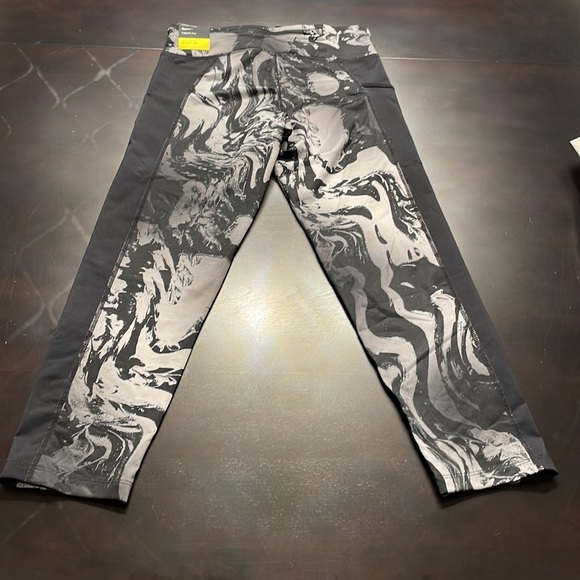 NWT Nike running capri length leggings XS - Picture 6 of 6